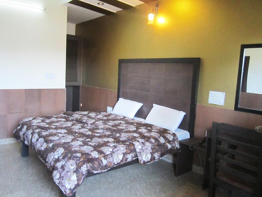Hotel Chitra Heritage Haridwar Room photo